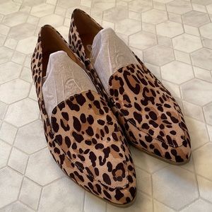 Adorable leopard flats 8.5